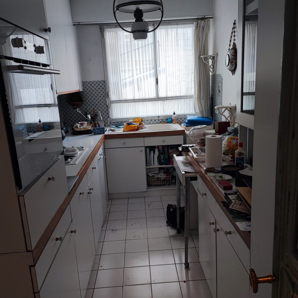 photo représentant une cuisine encombrée