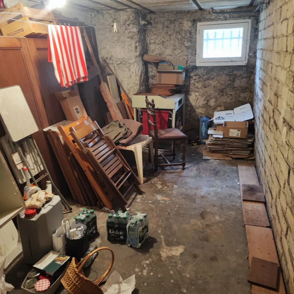 cave1 encombrée avant débarras pavillon de 250m2 à Sceaux 92