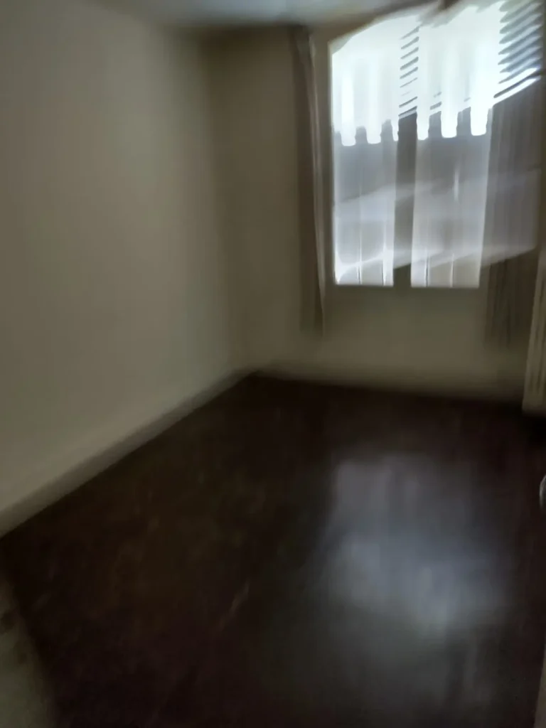 bureau vidé après débarras