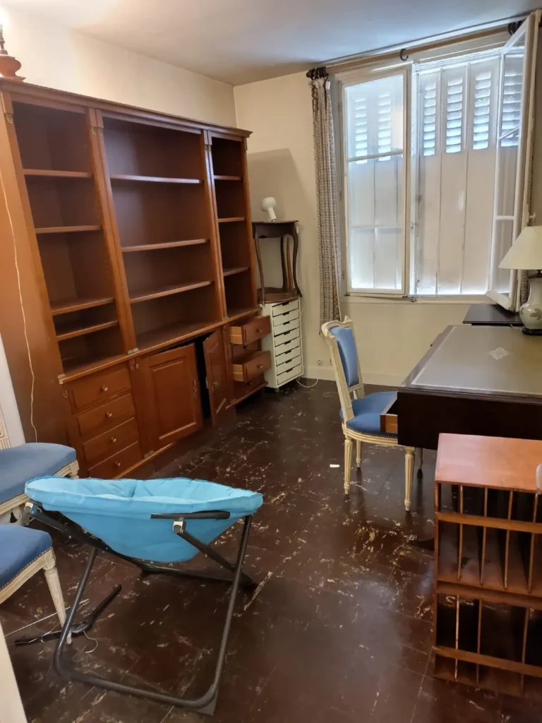 bureau encombré avant débarras
