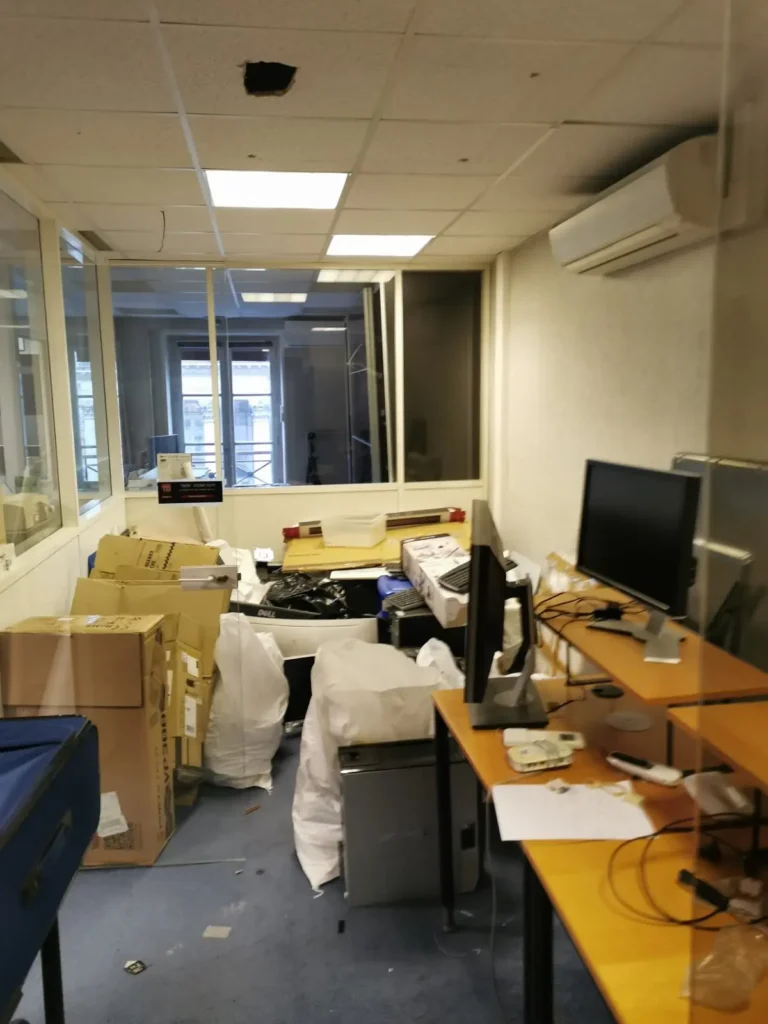 bureau encombré avant débarras - Paris Rivolis 80m2 - 1 jour