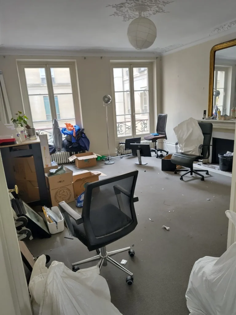 bureau encombré avant débarras - Paris Rivolis 80m2 - 1 jour