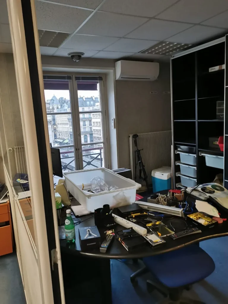 bureau encombré avant débarras - Paris Rivolis 80m2 - 1 jour