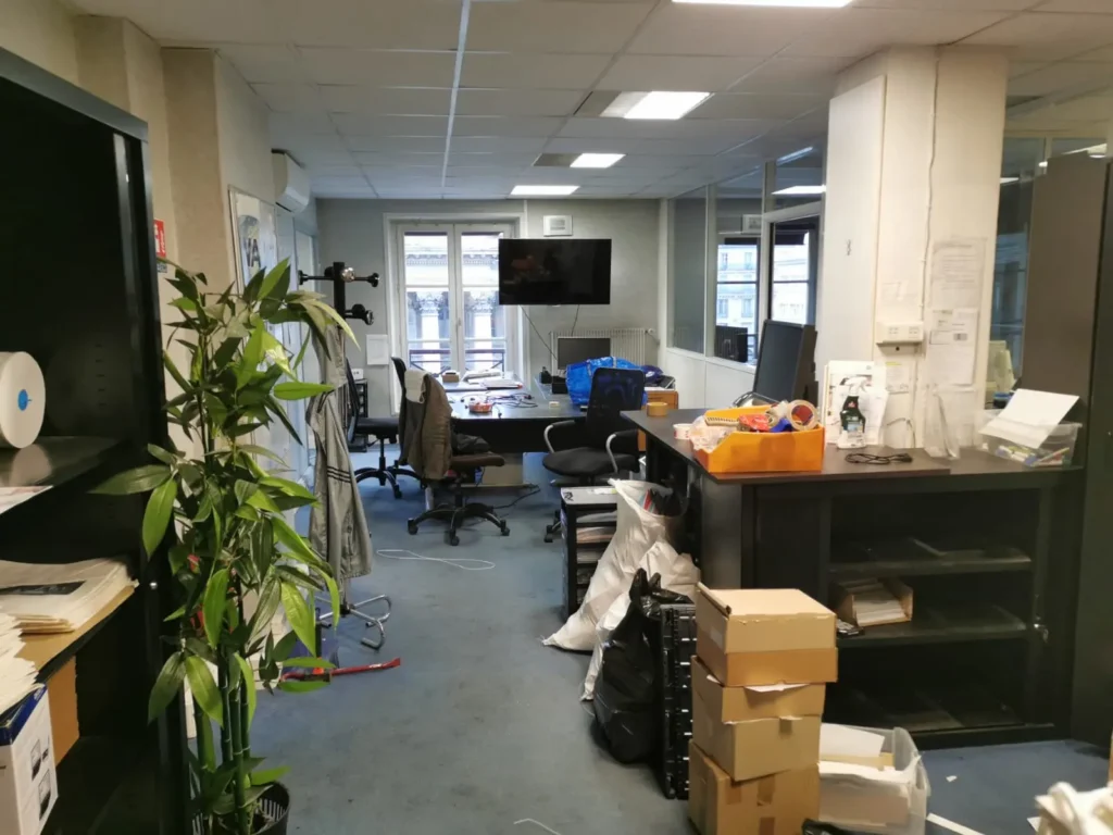 bureau encombré avant débarras - Paris Rivolis - 80m2 - 1 jour
